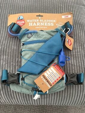 New, Acadia Trail water bladder (container) harness outdoor dog gear